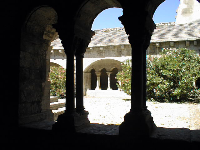 f29_Abbaye_du_Montmajour.jpg 154.0K