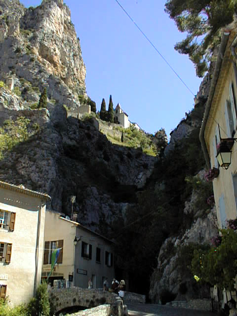 f51_Moustiers_Sainte_Marie.jpg 169.7K