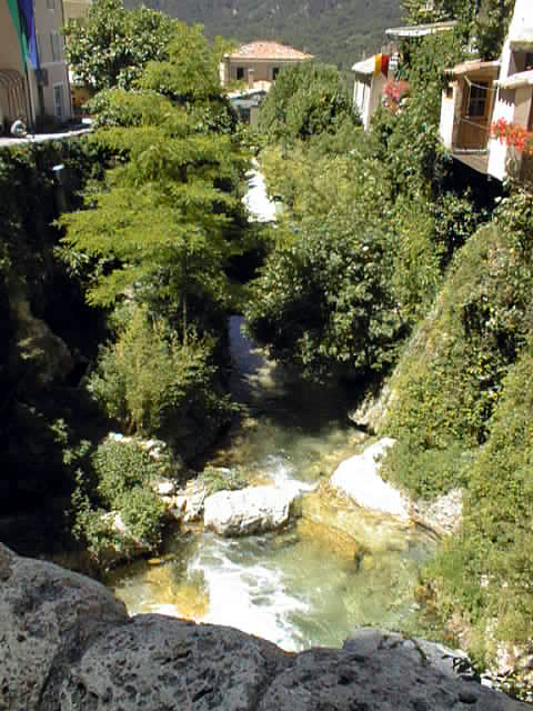 f52_Moustiers_Sainte_Marie.jpg 198.1K
